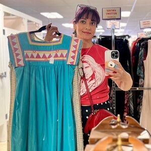 Hi Guys! I’m Navi, your Posher. Here’s a bit about me, for those interested. ✨